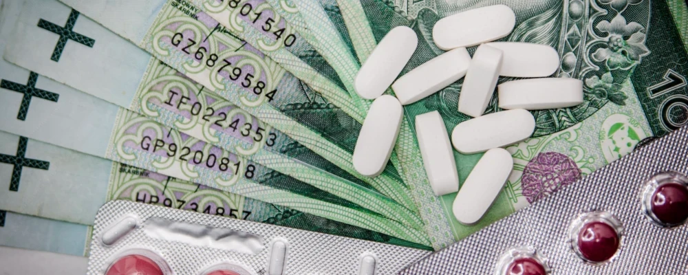 Sheets of pills and white pills on cash notes
