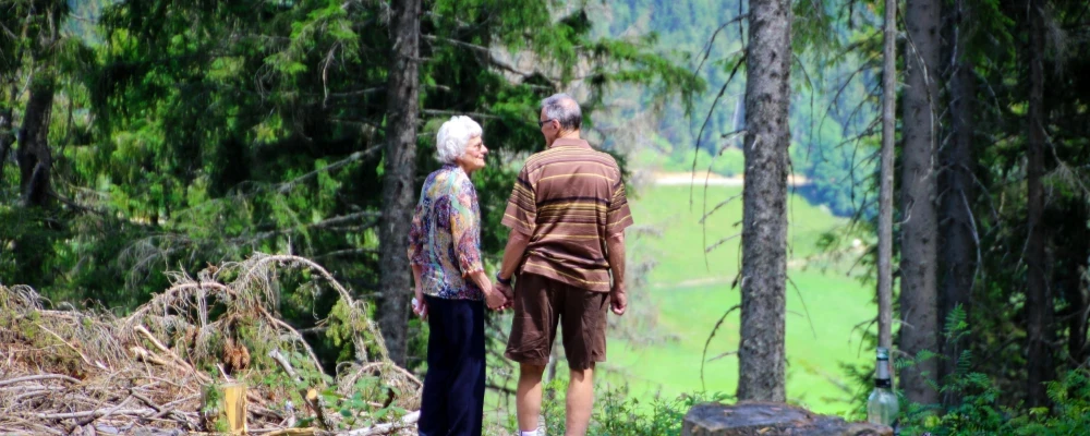 An elderly couple with Medicare Advantage on a walk in Ohio.